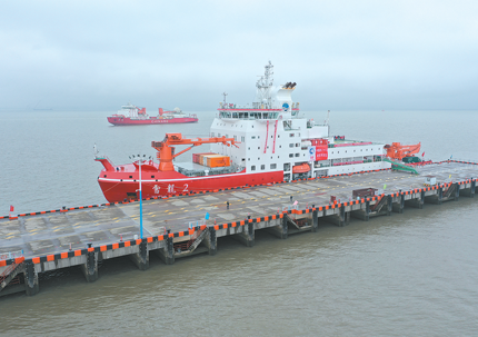 图为日前返回上海国内基地码头的“雪龙2”船和“雪龙”船。

